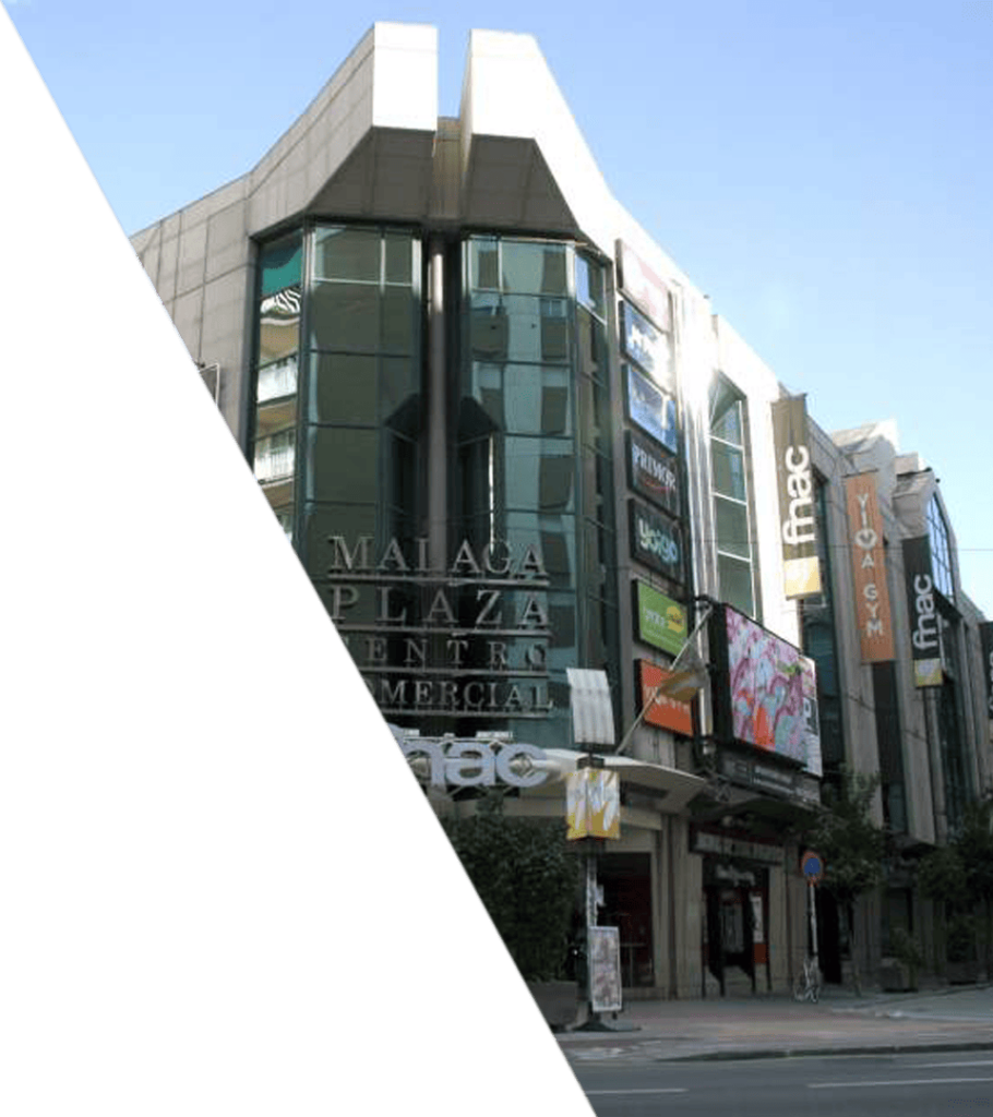 Esquina con anuncios publicitarios