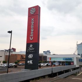 Tótem publicitario Cinemex